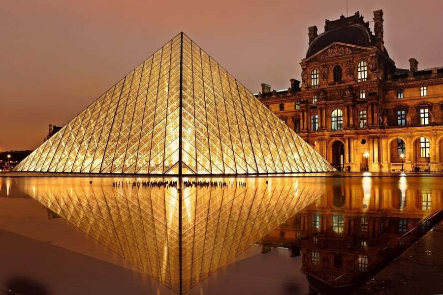 Paris: Louvre Museum Ticket with Optional Hosted - Two hours inside a very large museum