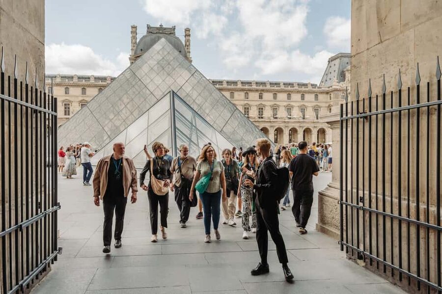 Paris: Louvre or Orsay, Eiffel Tower, City Walk & Cruise - Île de la Cité and the outside of Notre Dame