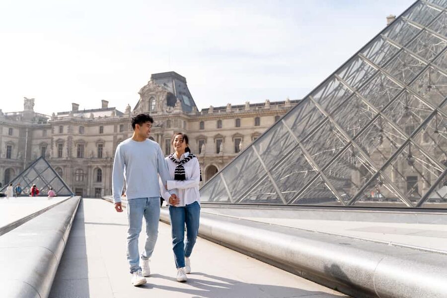 Paris: Louvre photoshoot or Seine bridges Eiffel Tower walk - Notre Dame and the Seine route