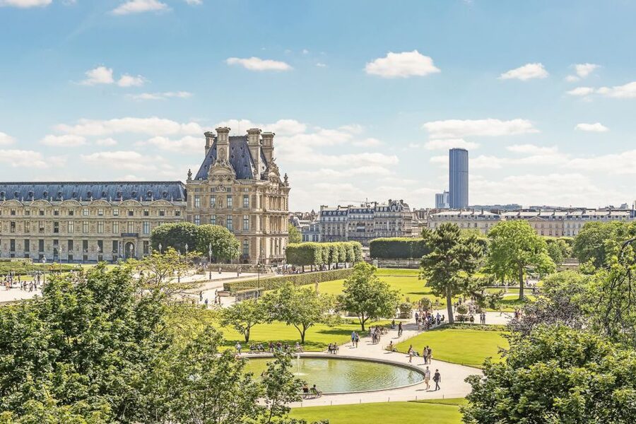 Paris: Louvre Private Family Tour for Kids + Reserved Entry - Mona Lisa: famous, crowded, and still worth seeing