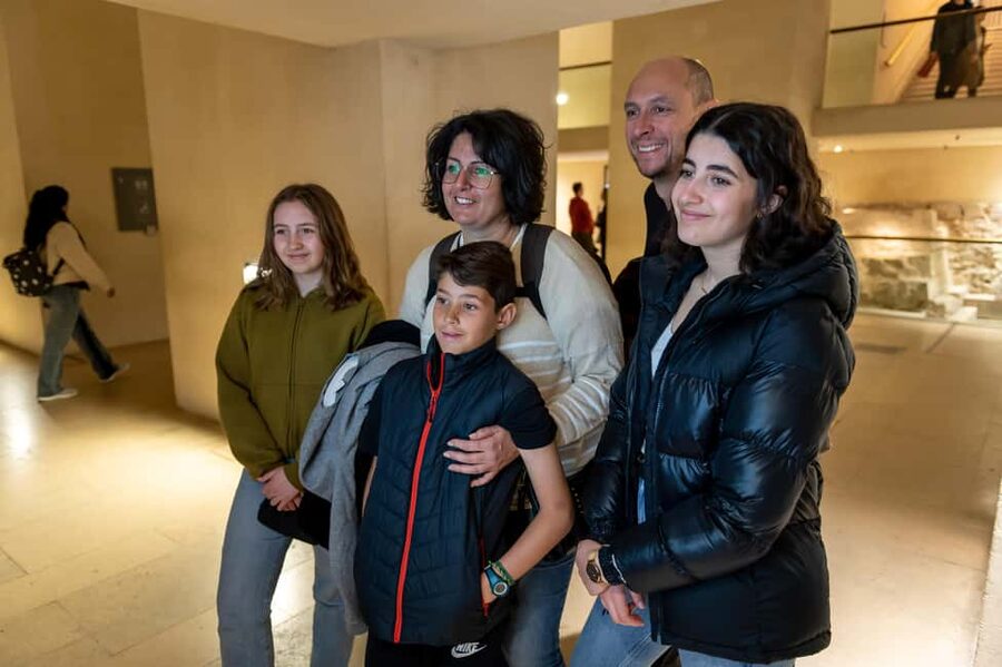 Paris: Louvre Private Family Tour for Kids + Reserved Entry - Venus de Milo and the appeal of Greek sculpture