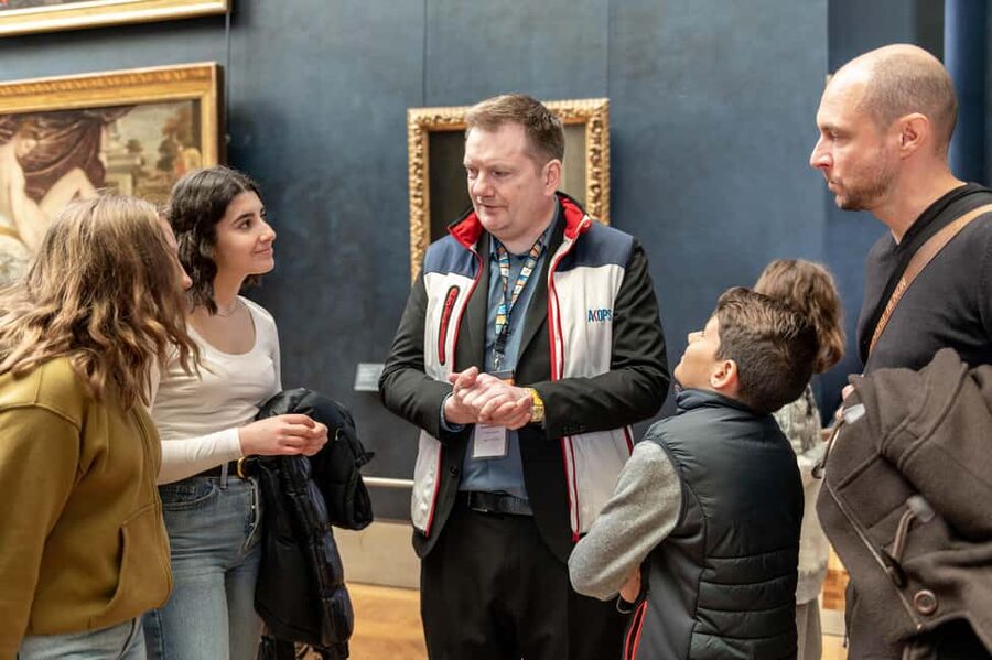 Paris: Louvre Private Family Tour for Kids + Reserved Entry - How guides handle different ages