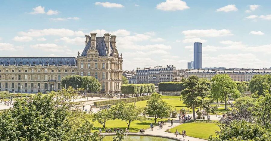 Paris: Louvre Private Family Tour for Kids + Reserved Entry - Meeting the guide at Napoleon Square