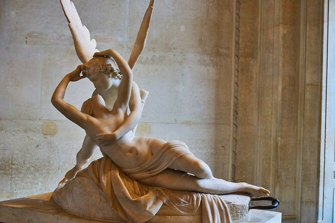 Paris Louvre Small Group Tour with Pre-Reserved Tickets - The Mona Lisa and the pressure of famous art