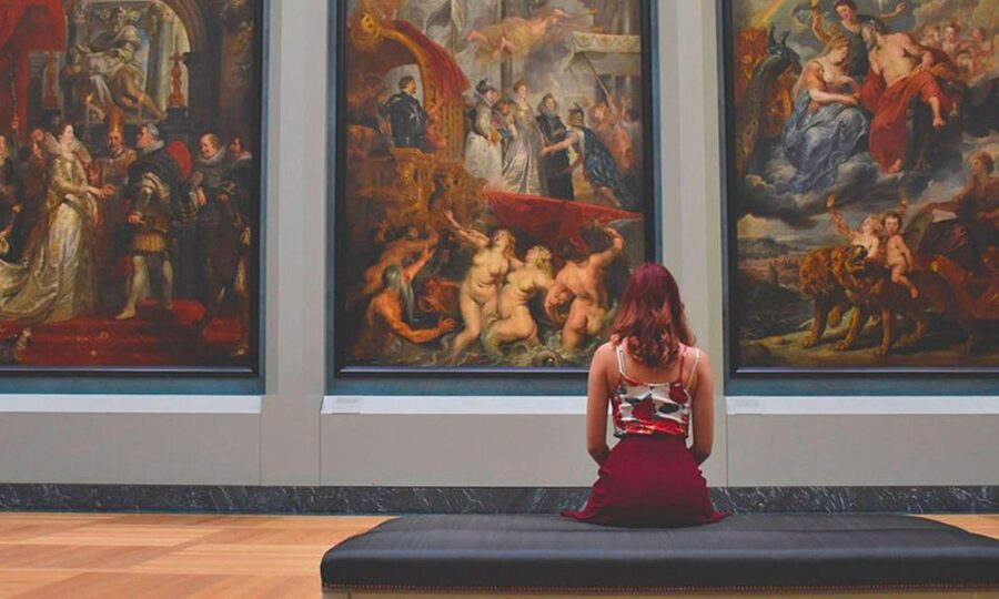 Paris: Louvre Ticket with Audioguide App and Seine Cruise - The Louvre highlights: famous works with very large crowds