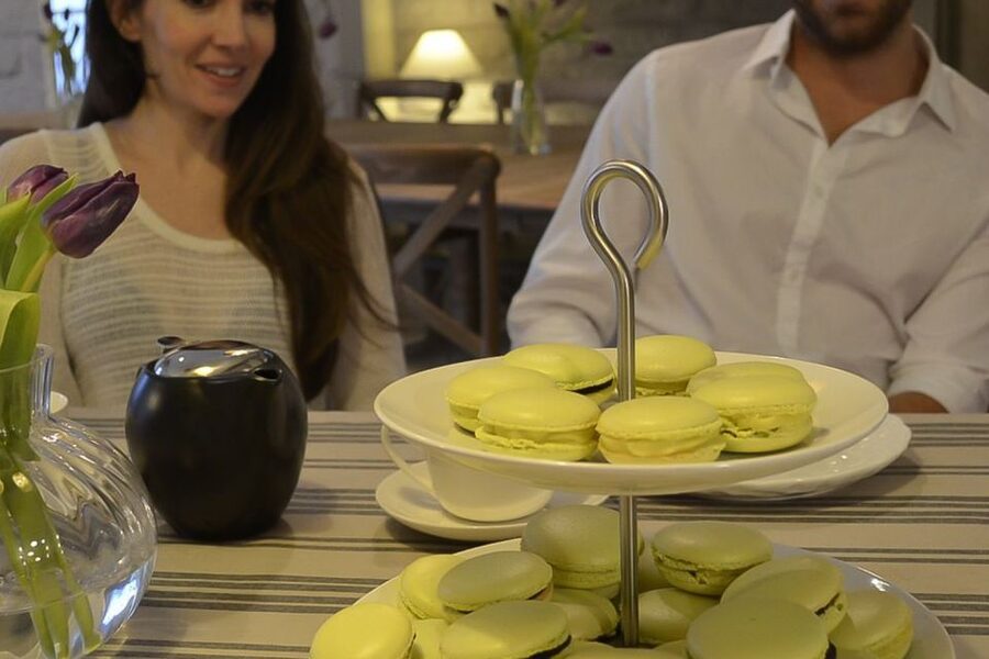 Paris: Macarons Class, Teatime and To-Go Box - Teatime with macarons and French stories