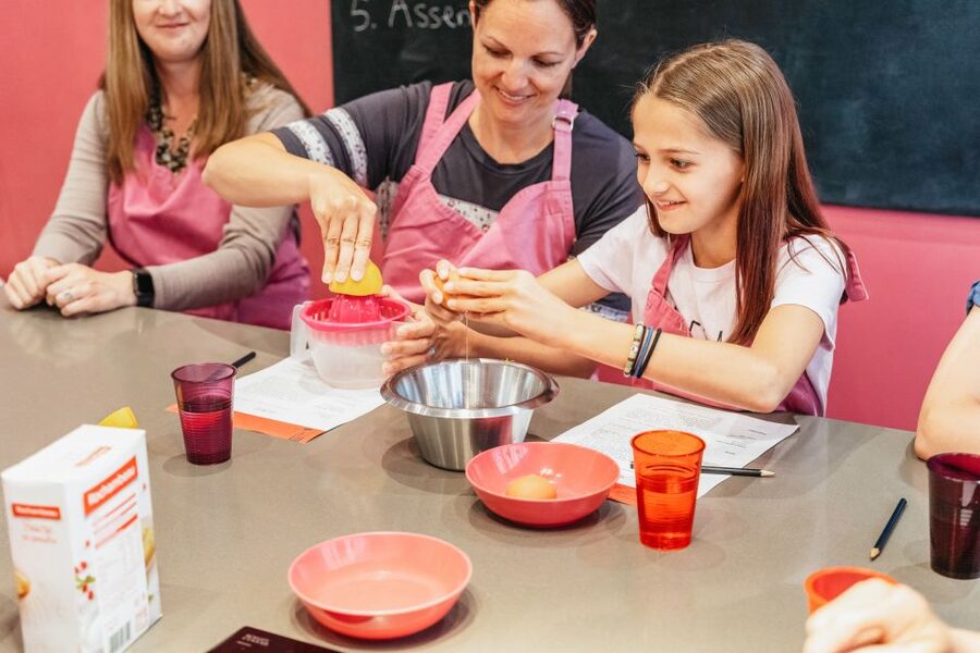Paris: Macarons Cooking Class with Pâtisserie Chef Noémie - Piping, filling, and making two flavors