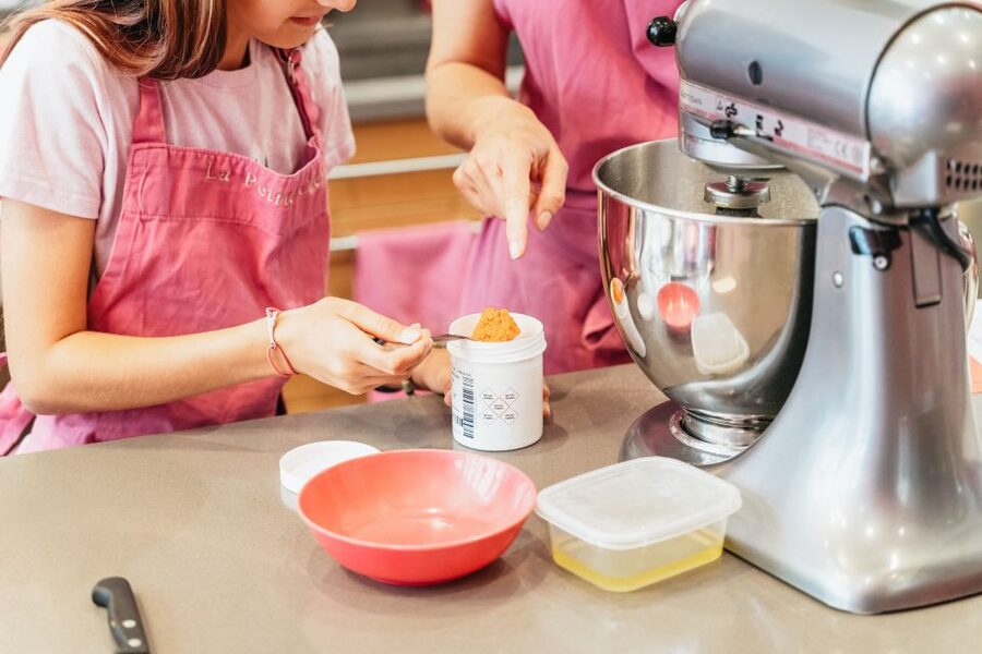 Paris: Macarons Cooking Class with Pâtisserie Chef Noémie - Who should book this Paris baking experience?