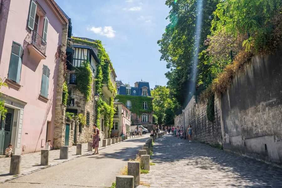 Paris Montmartre: 2-Hour City Tour in German - Sacré-Coeur and the climb to Paris’s best-known view