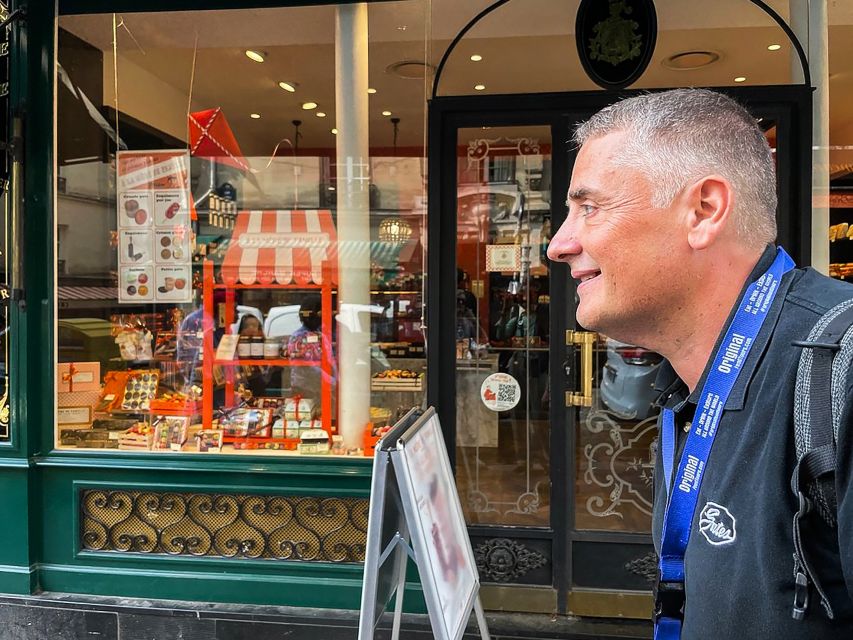 Paris: Montmartre Cheese, Wine & Pastry Guided Walking Tour - Place du Tertre and the classic Montmartre scene