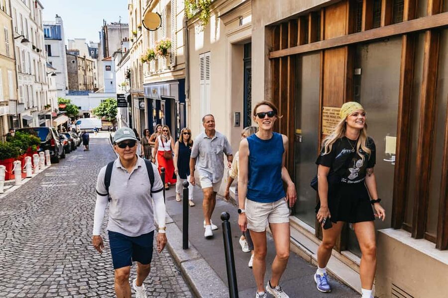Paris: Montmartre Cheese, Wine & Pastry Guided Walking Tour - Reaching Sacré Coeur without wasting the climb