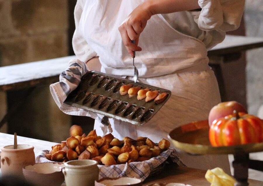 Paris: Montmartre Culture and Local Pastries Walking Tour - Sacré-Coeur and the views above Paris