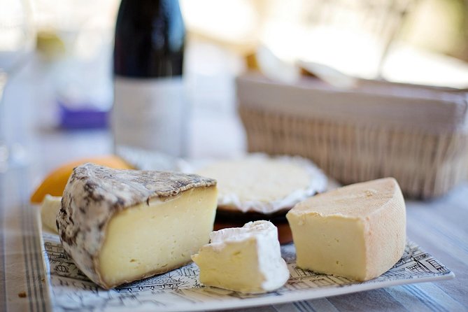 Paris Montmartre Food Tour - A Full French Meal by Do Eat Better - Place du Tertre turns the walk to cheese
