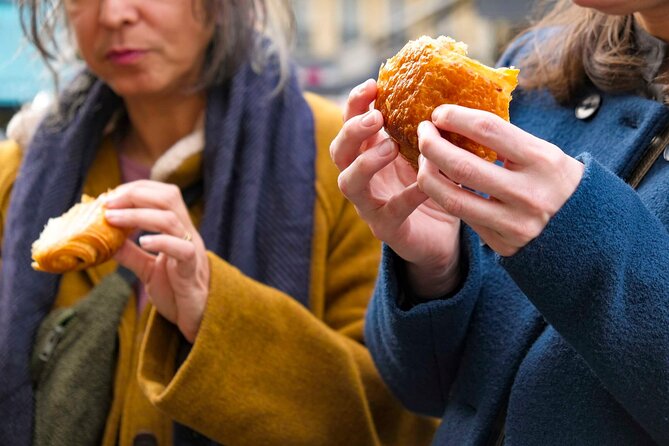 Paris Montmartre Food & Wine Tour with Eating Europe - Oysters at La Mascotte, a Montmartre classic since 1889