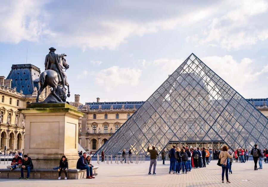 Paris: Montmartre, Notre-Dame, & Louvre Tour with Cruise - A one-hour lunch break in central Paris