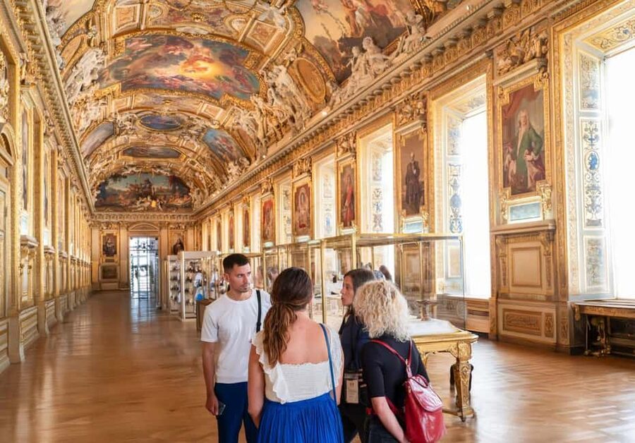 Paris: Montmartre, Notre-Dame, & Louvre Tour with Cruise - What the guides add to the day