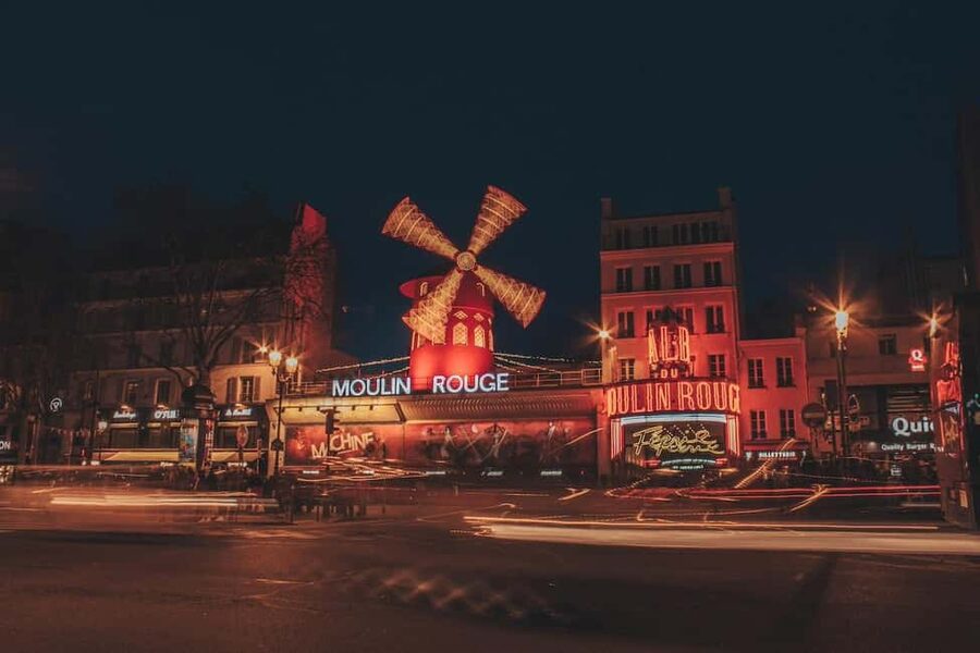 Paris: Montmartre. The old artist village+its unique charm. - Following the quieter streets uphill