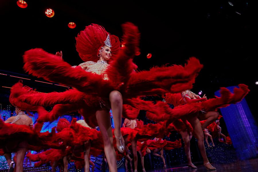 Paris: Moulin Rouge Dinner Show, Champagne, and Transport - Seating, space, and theater comfort
