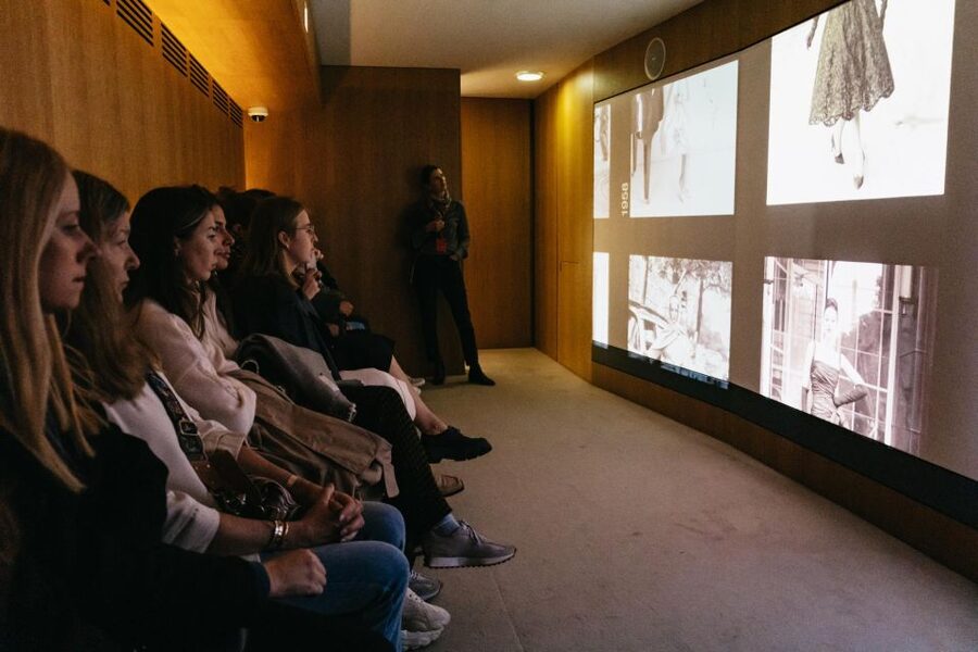 Paris: Musée Yves Saint Laurent Before Opening Hours Tour - The guide adds the thread between rooms