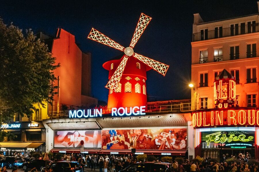 Paris: Night Bus Tour with Audioguide - Audio commentary, app tools, and onboard comfort
