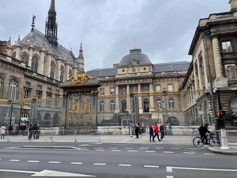 Paris: Notre-Dame Cathedral Exterior Guided Tour - Choosing the 4:30 p.m. departure