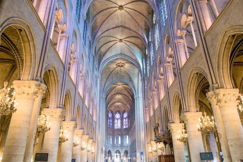 Paris: Notre-Dame Cathedral Exterior Tour & Free Entrance - The walk toward Île de la Cité