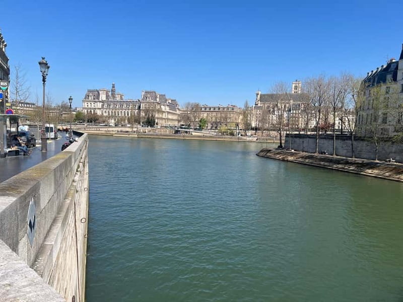 Paris: Notre-Dame Cathedral Exterior Tour & Free Entrance - The interior experience without a guide