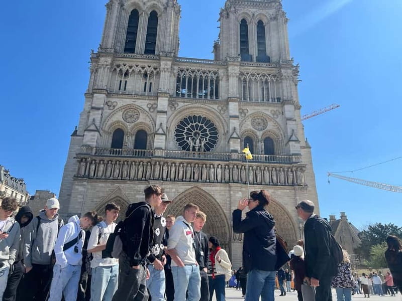 Paris: Notre-Dame Cathedral Exterior Tour & Free Entrance - Choosing the right meeting point