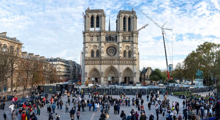 Paris: Notre Dame Cathedral Exterior Tour with Free Entry - What the guides do best
