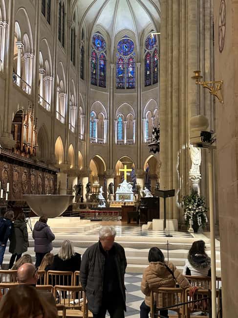 Paris: Notre Dame Cathedral Guided Tour of the Neighborhood - The one-hour walk around Notre-Dame