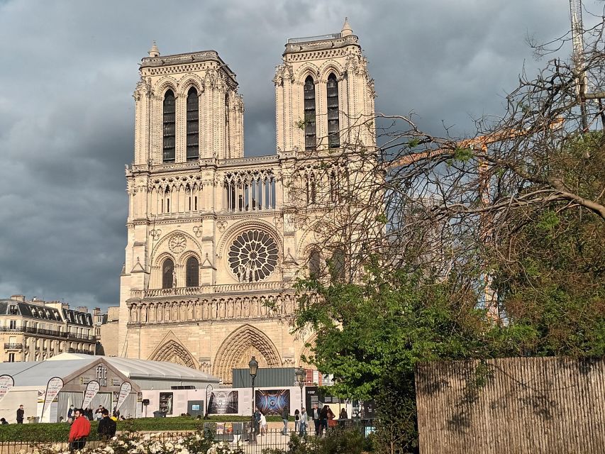 Paris: Notre Dame Exterior Walking Tour with Sainte Chapelle - Pont Neuf and the story of Parisian bridges