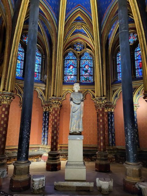 Paris: Notre Dame Exterior Walking Tour with Sainte Chapelle - Group size, guides, and the pace of the walk