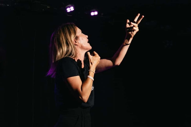 Paris: Oh My God She's Parisian! English Comedy Show - Practical planning for your theater night