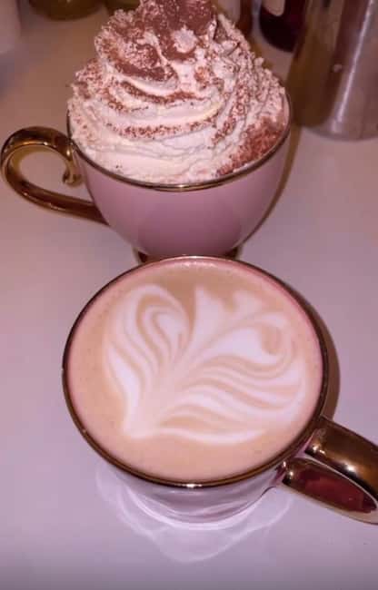 Paris : Painting experience in an art cafe - The drink menu adds real value