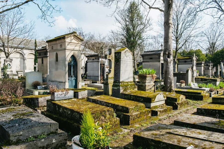 Paris: Pere Lachaise Cemetery Guided Tour - The first paths and the cemetery’s scale