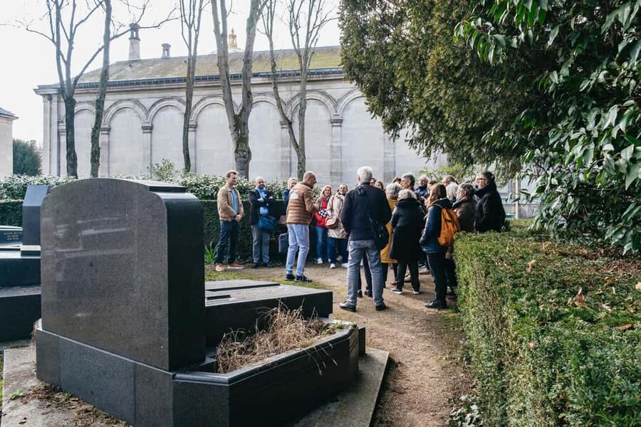 Paris: Pere Lachaise Cemetery Guided Tour - Oscar Wilde and the art of the tomb