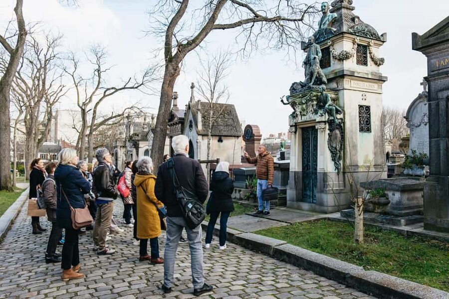 Paris: Pere Lachaise Cemetery Guided Tour - Edith Piaf, Molière, and Chopin