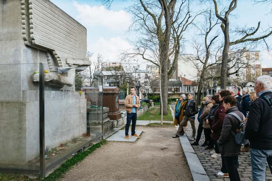 Paris: Pere Lachaise Cemetery Guided Tour - Héloïse and Abélard’s romantic memorial