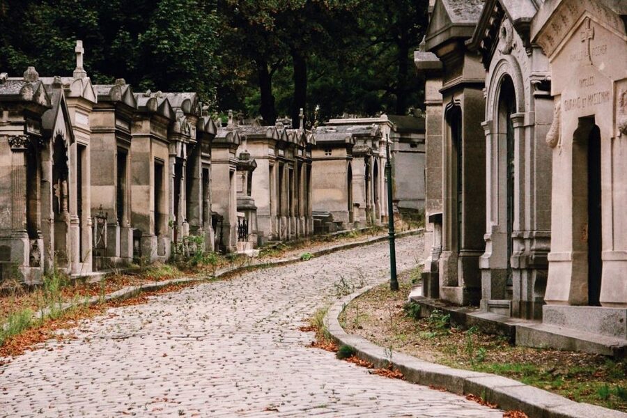 Paris: Père Lachaise Cemetery Walking Tour - From artistic graves to a Communist uprising