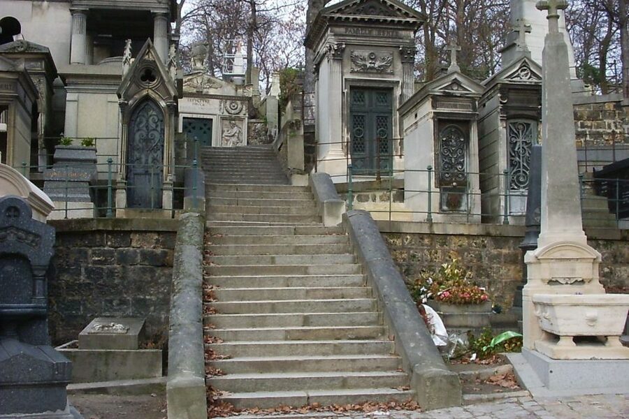 Paris: Père Lachaise Cemetery Walking Tour - Meeting the guide at the cemetery entrance