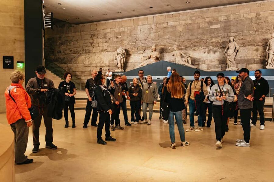 Paris: Priority Access Louvre with Host -Direct to Mona Lisa - Priority entry, with one important limit
