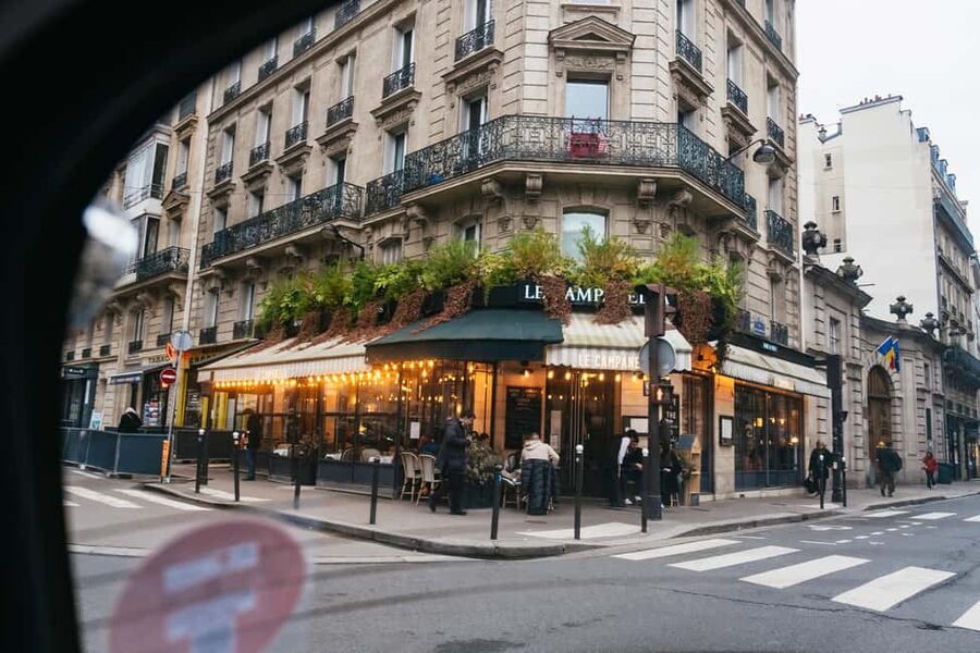 Paris: Private Guided City Tour in a Traction Avant or DS 21 - Architecture from Haussmann to Guimard