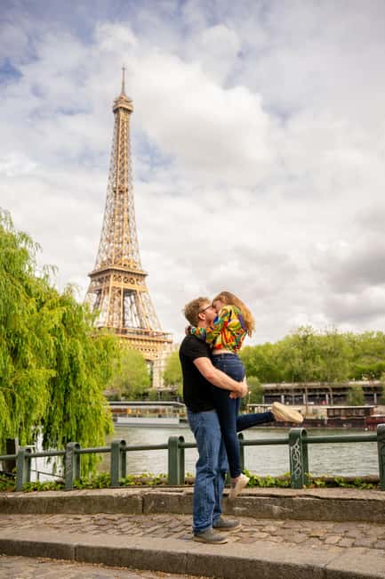 Paris: Private Photoshoot at the Eiffel Tower - Posing help for camera-shy people