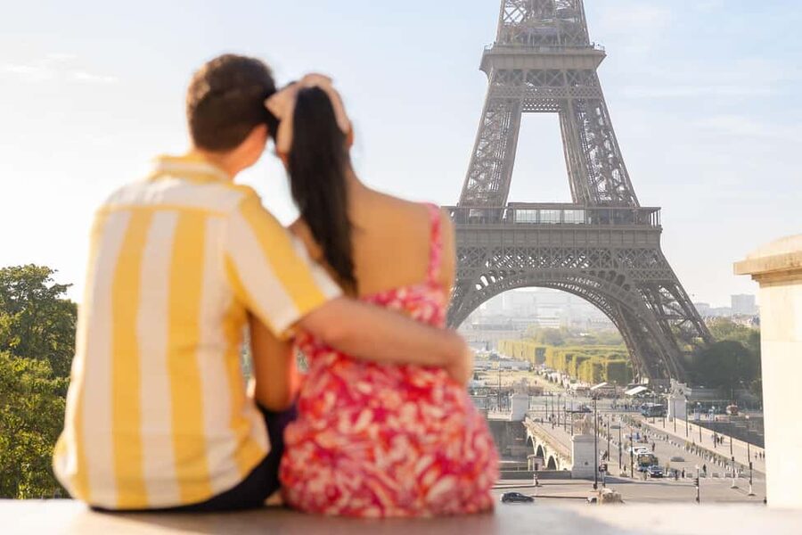 Paris: Private Photoshoot at the Eiffel Tower - The photographers and the personal touch