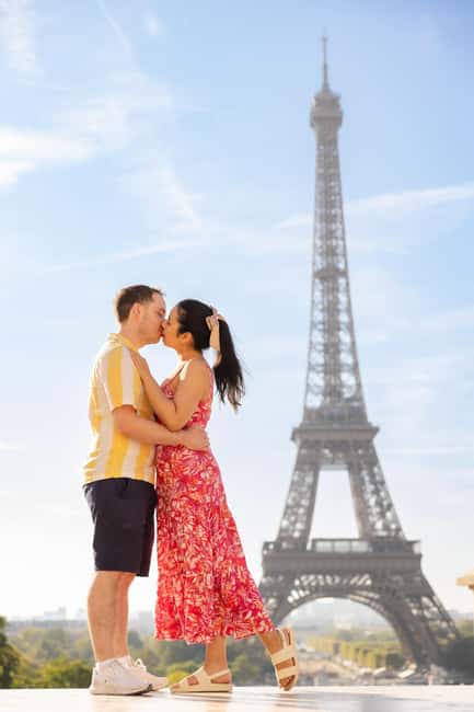 Paris: Private Photoshoot at the Eiffel Tower - Meeting at 8 Port de Suffren