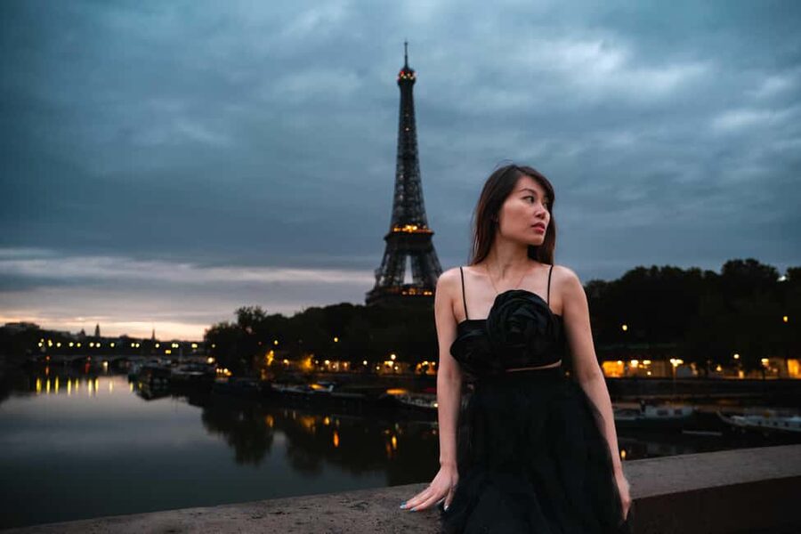 Paris: Private Photoshoot Near the Eiffel Tower - How much help will you get with posing?