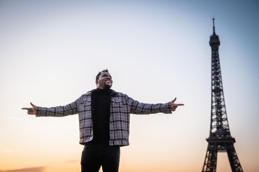 Paris: Private Photoshoot Near the Eiffel Tower - The photographer and the personal feel