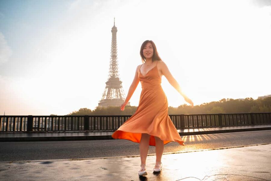 Paris: Private Photoshoot Near the Eiffel Tower - The 30 edited photos and delivery time