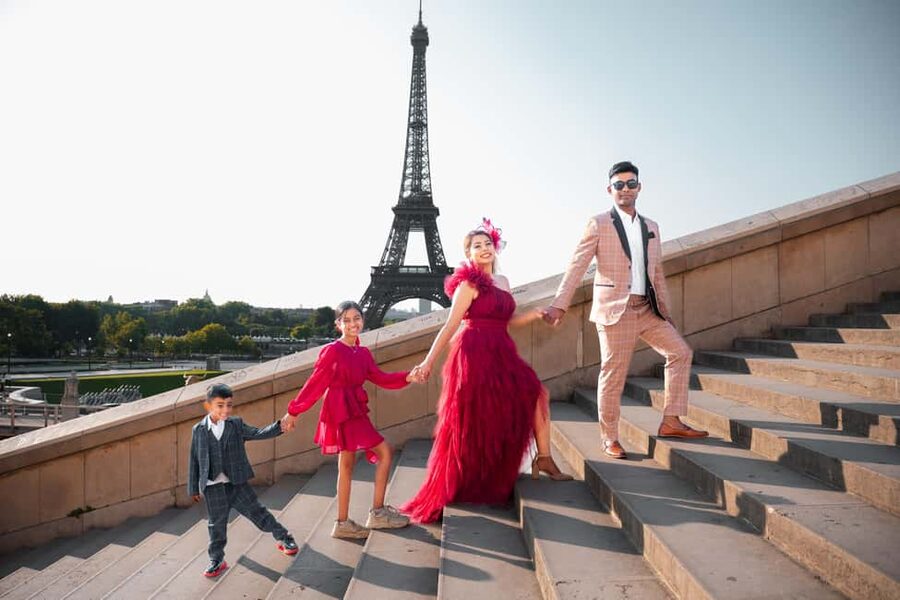 Paris: Private Photoshoot Near the Eiffel Tower - Bir-Hakeim Bridge and the first Eiffel Tower views