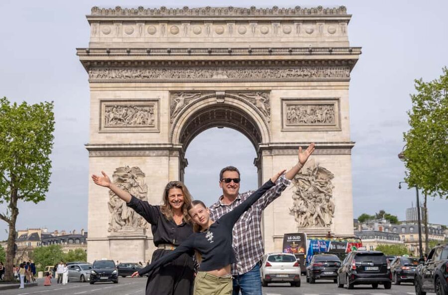 Paris: Professional Photoshoot at the Arc de Triomphe - Key points to know before booking
